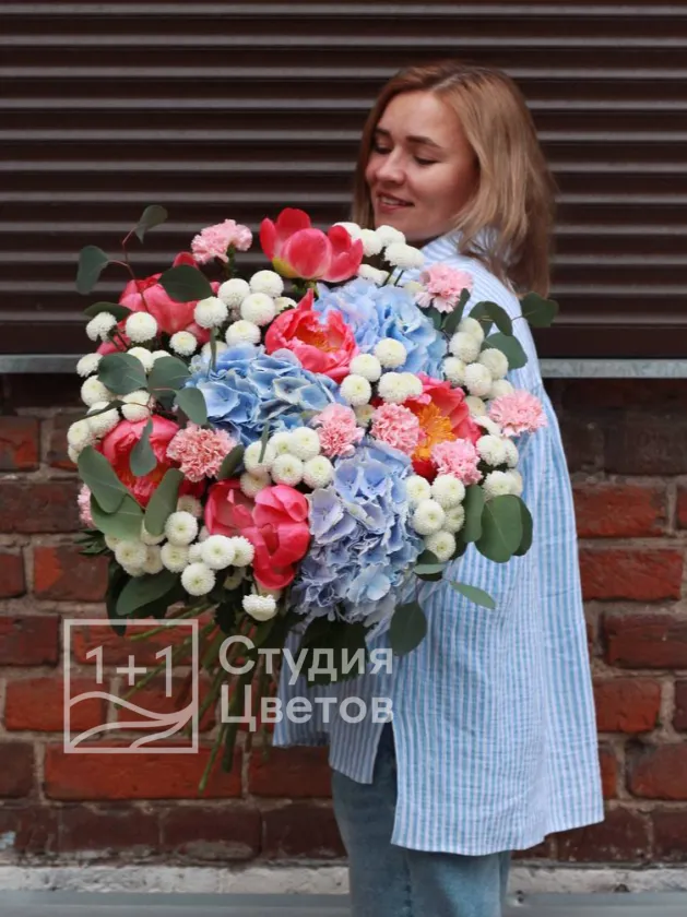 Авторский сборный букет с гортензией и пионами