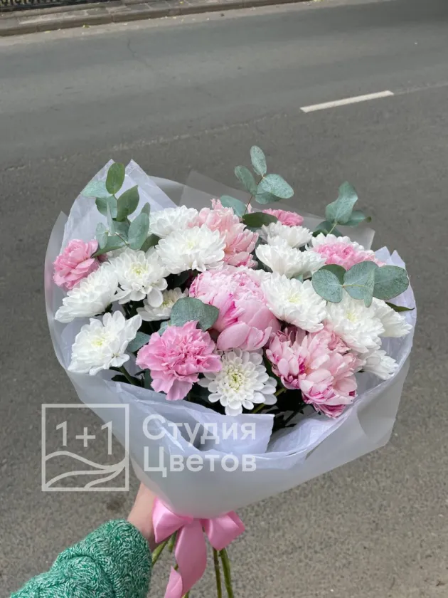 Сборный букет их хризантем и пионов