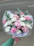 Сборный букет их хризантем и пионов