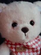 Мишка розовый в клетчатом слюнявчике 