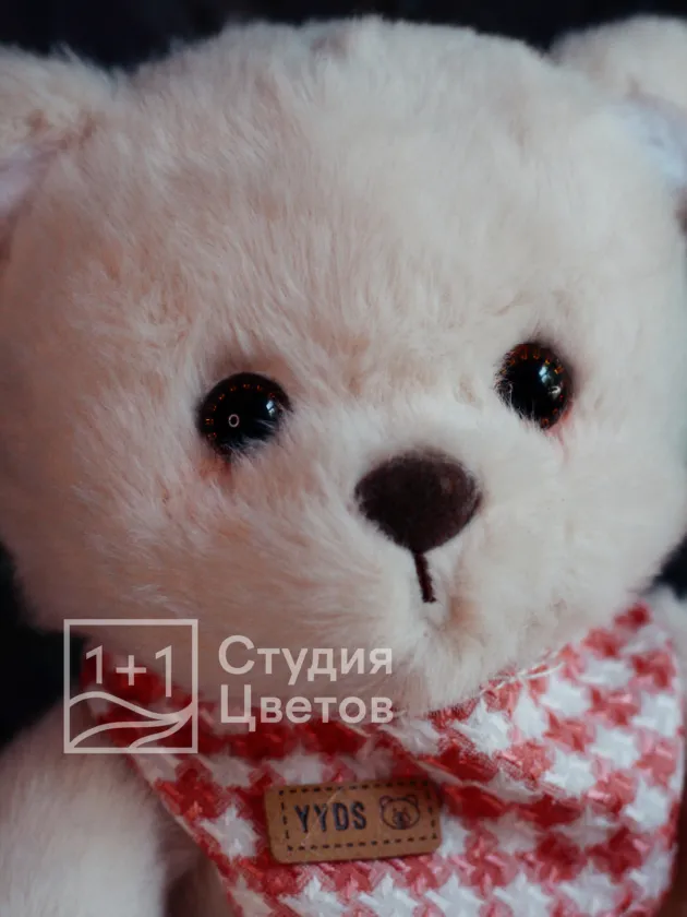 Мишка розовый в клетчатом слюнявчике 