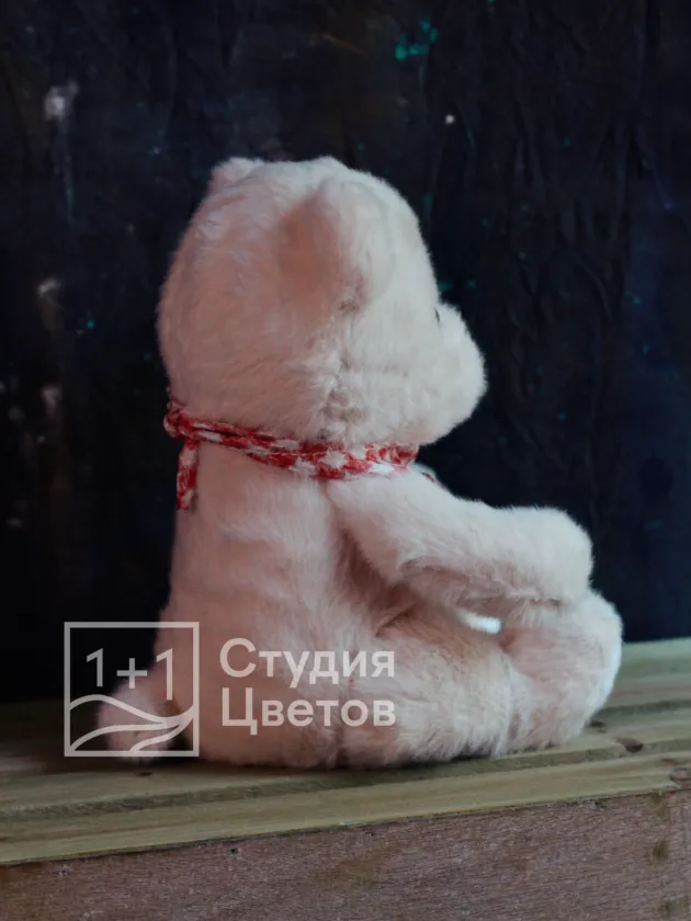 Мишка розовый в клетчатом слюнявчике 