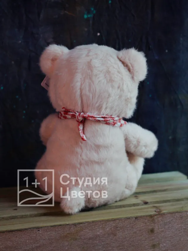 Мишка розовый в клетчатом слюнявчике 