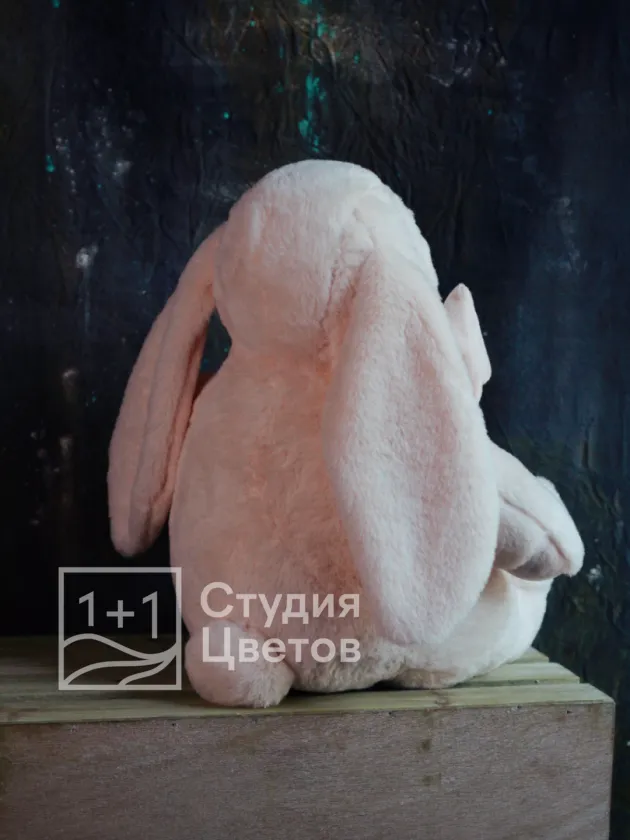 Милый длинноухий зайка с шикарным бантом  