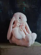 Милый длинноухий зайка с шикарным бантом  