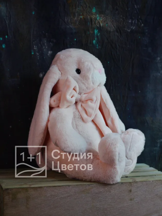 Милый длинноухий зайка с шикарным бантом  