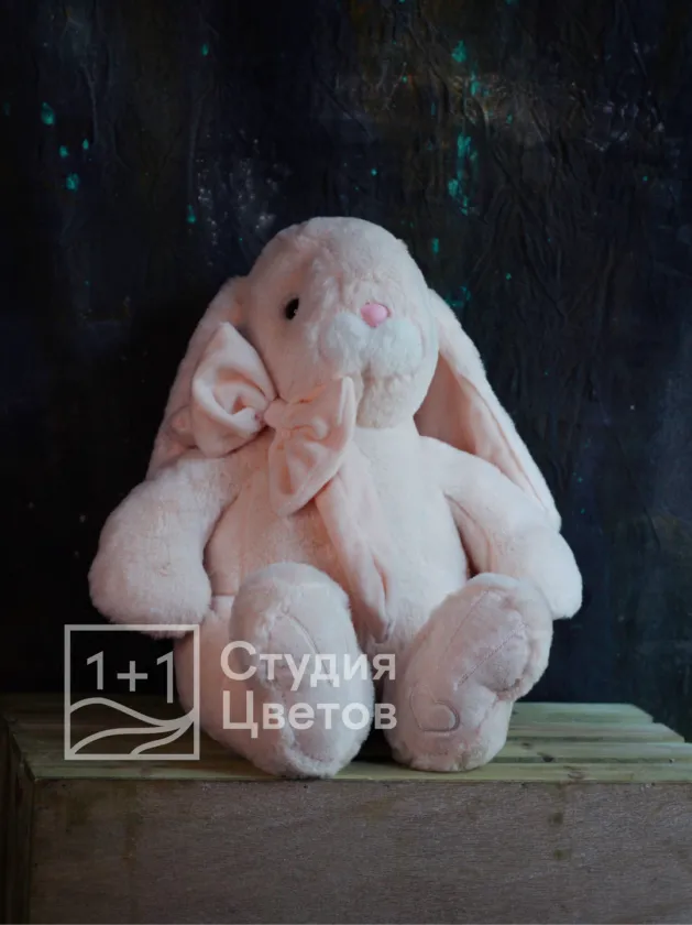 Милый длинноухий зайка с шикарным бантом  