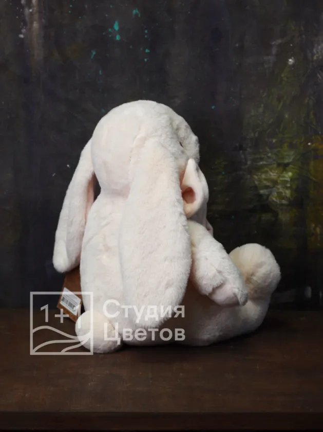 Милый длинноухий зайка с шикарным бантом  