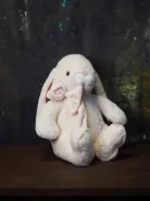 Милый длинноухий зайка с шикарным бантом  