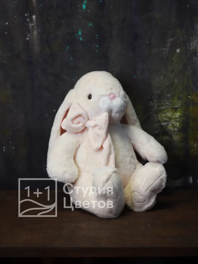 Милый длинноухий зайка с шикарным бантом  