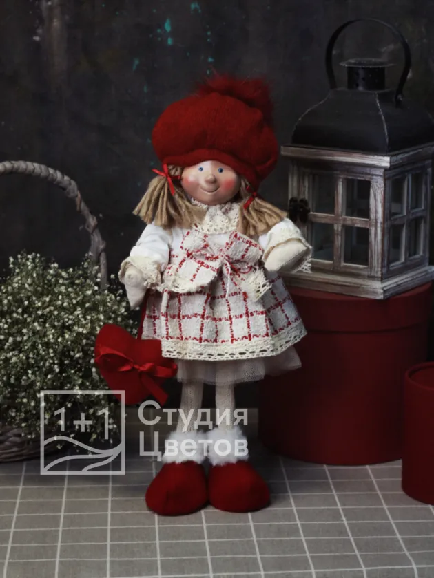 Сувенирная кукла в красном берете 