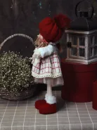 Сувенирная кукла в красном берете 