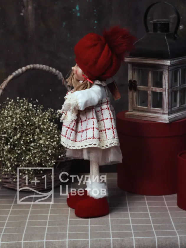 Сувенирная кукла в красном берете 