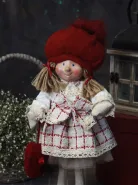 Сувенирная кукла в красном берете 