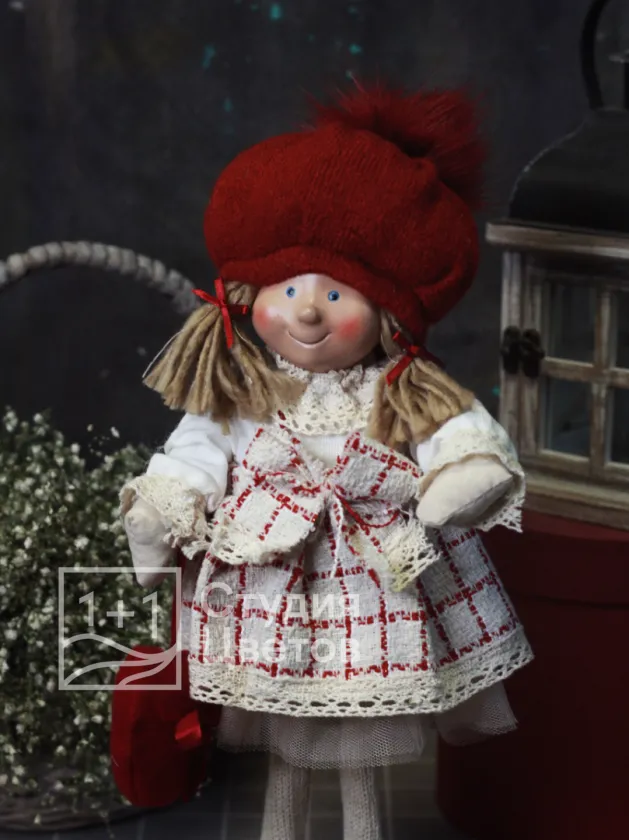 Сувенирная кукла в красном берете 