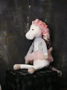 Лошадка Мия в юбке 