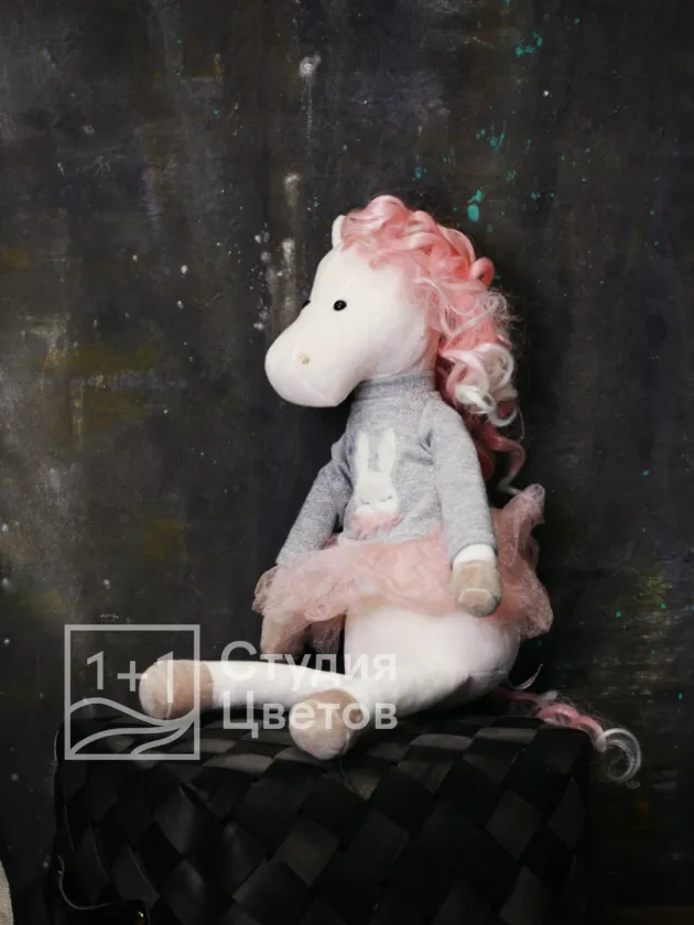 Лошадка Мия в юбке 