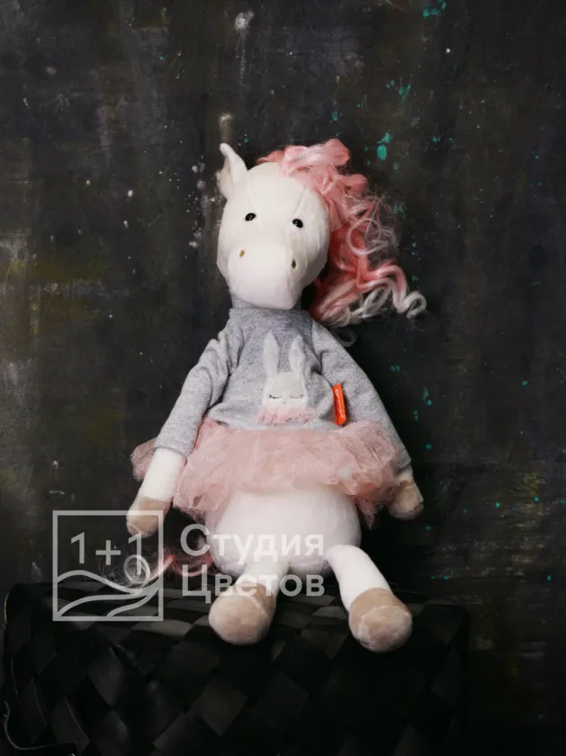 Лошадка Мия в юбке 