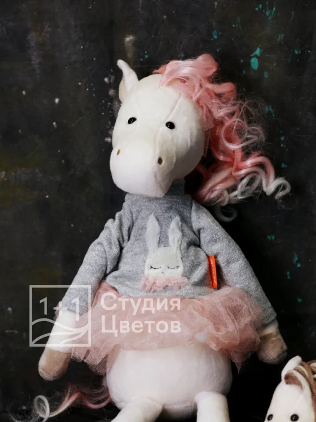 Лошадка Мия в юбке 