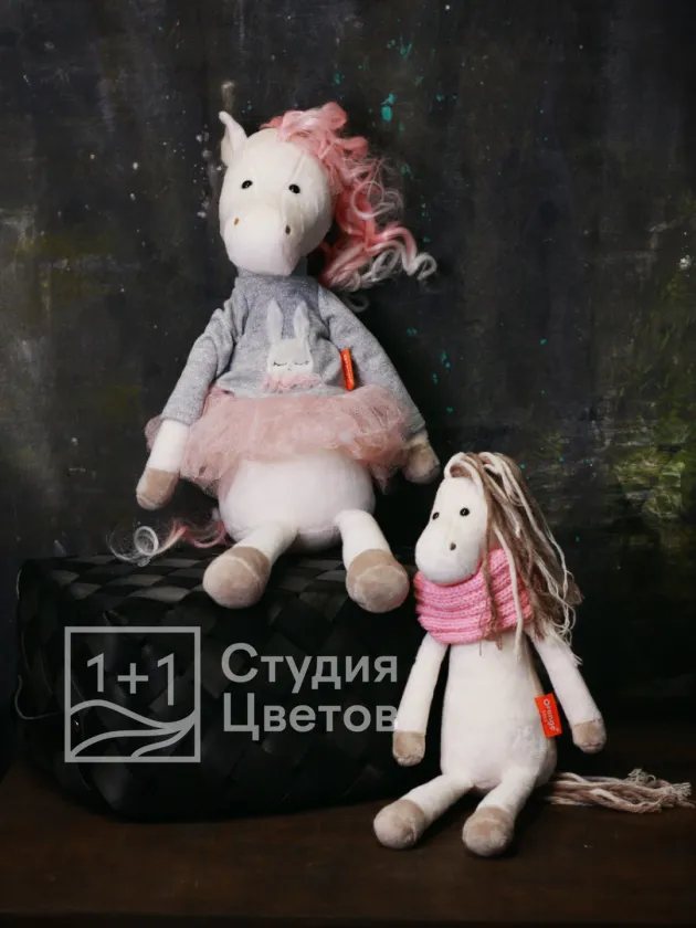 Лошадка Мия в юбке 