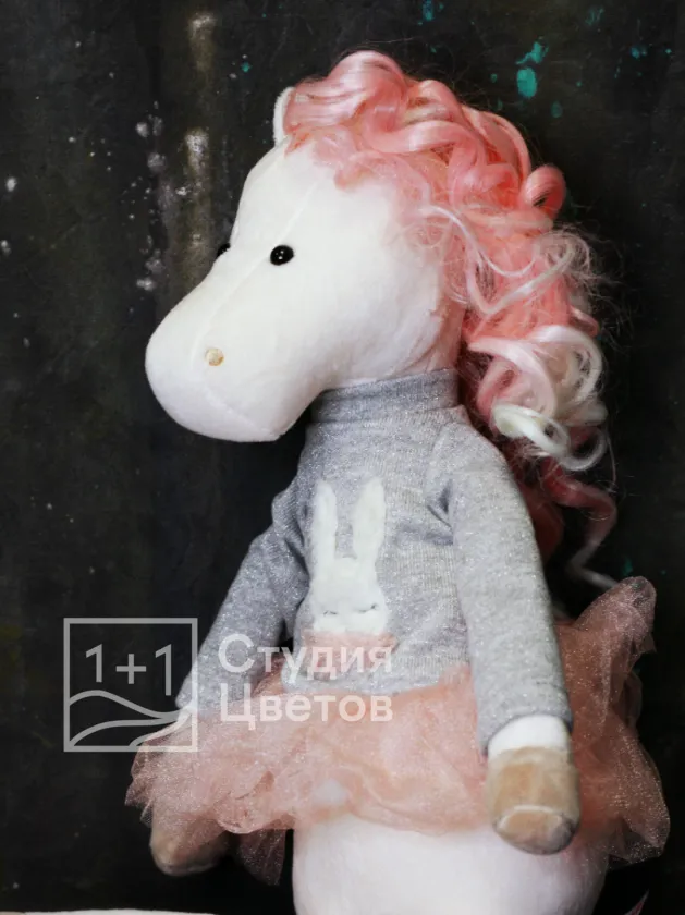 Лошадка Мия в юбке 