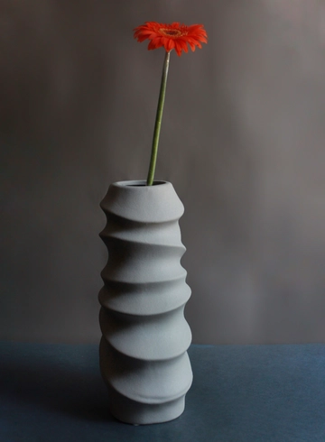 Ваза серая матовая "Каньон" от интернет-магазина цветов в Костроме