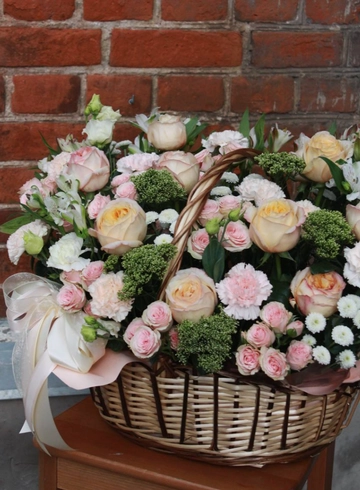 Сборная композиция в корзине от интернет-магазина цветов в Костроме