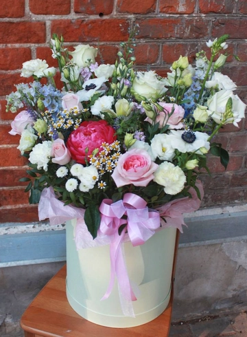 Композиция в шляпной коробке &laquo;Акцент&raquo; от интернет-магазина цветов в Костроме