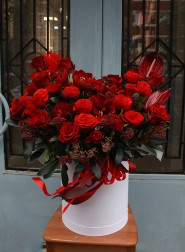 Композиция в шляпной коробке «Кармен» от интернет-магазина цветов в Костроме