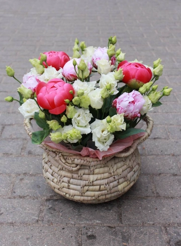 Композиция в мягкой корзине с пионами от интернет-магазина цветов в Костроме