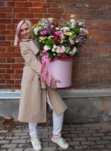 Композиция в шляпной коробке  от интернет-магазина цветов в Костроме