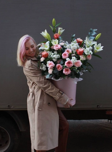 Композиция в шляпной коробке с лилией от интернет-магазина цветов в Костроме