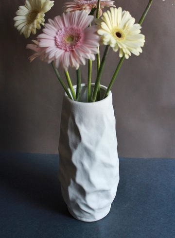 Ваза белая «мятая бумага» от интернет-магазина цветов в Костроме