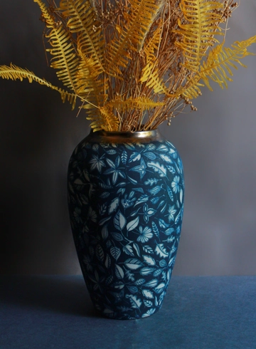 Ваза синяя с листьями от интернет-магазина цветов в Костроме