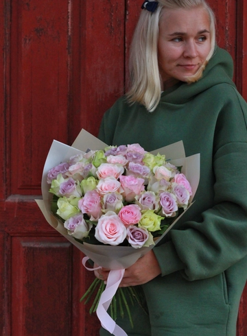 Моно букет из разноцветных роз от интернет-магазина цветов в Костроме