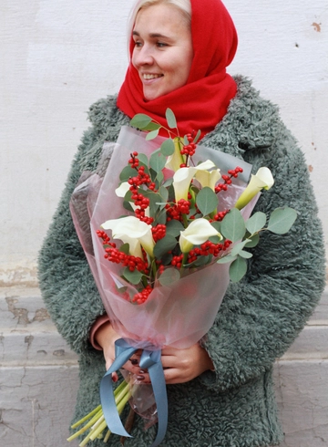 Сборный букет с каллой и илексом от интернет-магазина цветов в Костроме