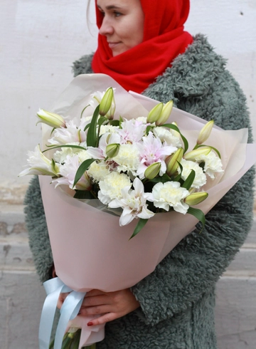 Сборный букет с лилиями и диантусами от интернет-магазина цветов в Костроме