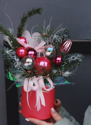 Новогодняя композиция из нобилиса в шляпной коробке от интернет-магазина цветов в Костроме