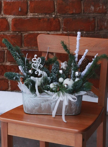 Новогодняя композиция из нобилиса в кашпо от интернет-магазина цветов в Костроме