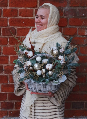 Новогодняя композиция в корзине. от интернет-магазина цветов в Костроме