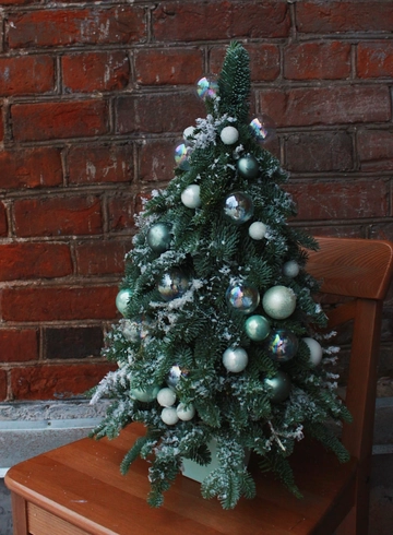 Новогодняя композиция. Елочка из нобилиса с шариками от интернет-магазина цветов в Костроме