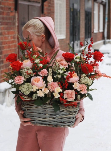 Композиция в корзине от интернет-магазина цветов в Костроме