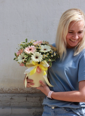 Композиция в шляпной коробке «Летняя нежность» от интернет-магазина цветов в Костроме