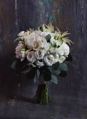 Свадебный букет с каллой, пионами и эустомой от интернет-магазина цветов в Костроме