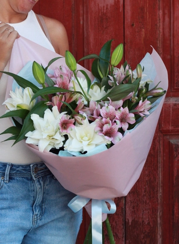 Сборный букет с лилией и альстромерией от интернет-магазина цветов в Костроме