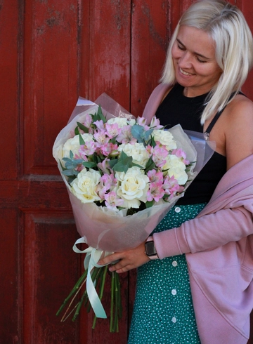 Сборный букет с альстрамерией и розами от интернет-магазина цветов в Костроме