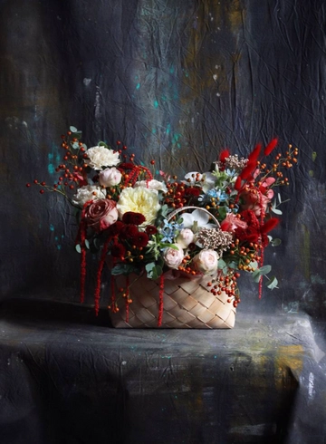 Авторская композиция в корзине  от интернет-магазина цветов в Костроме