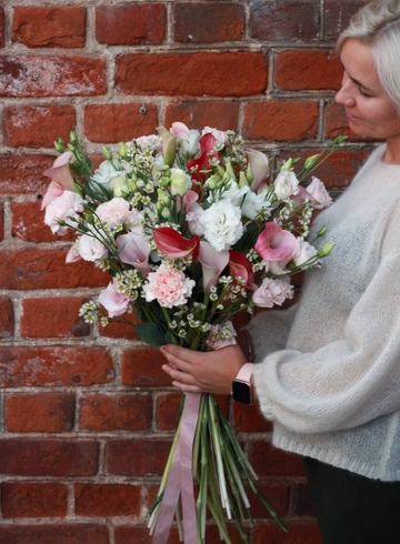 Сборный букет из калл, диантуса, ромашки, эустомы от интернет-магазина цветов в Костроме