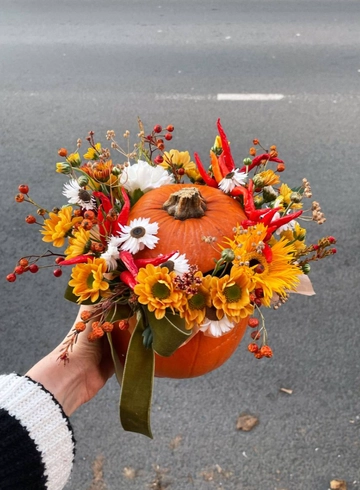 Цветочная композиция в тыкве «Осенняя» от интернет-магазина цветов в Костроме