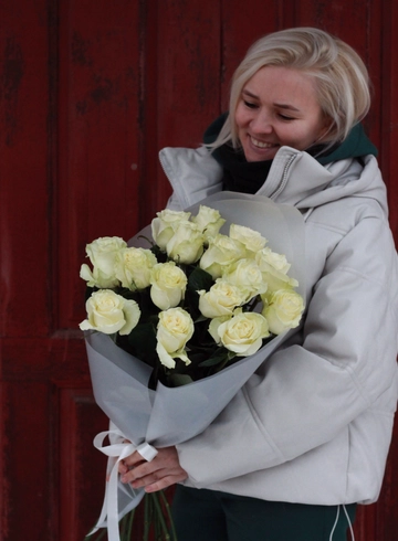 Монобукет из 15 белых роз от интернет-магазина цветов в Костроме